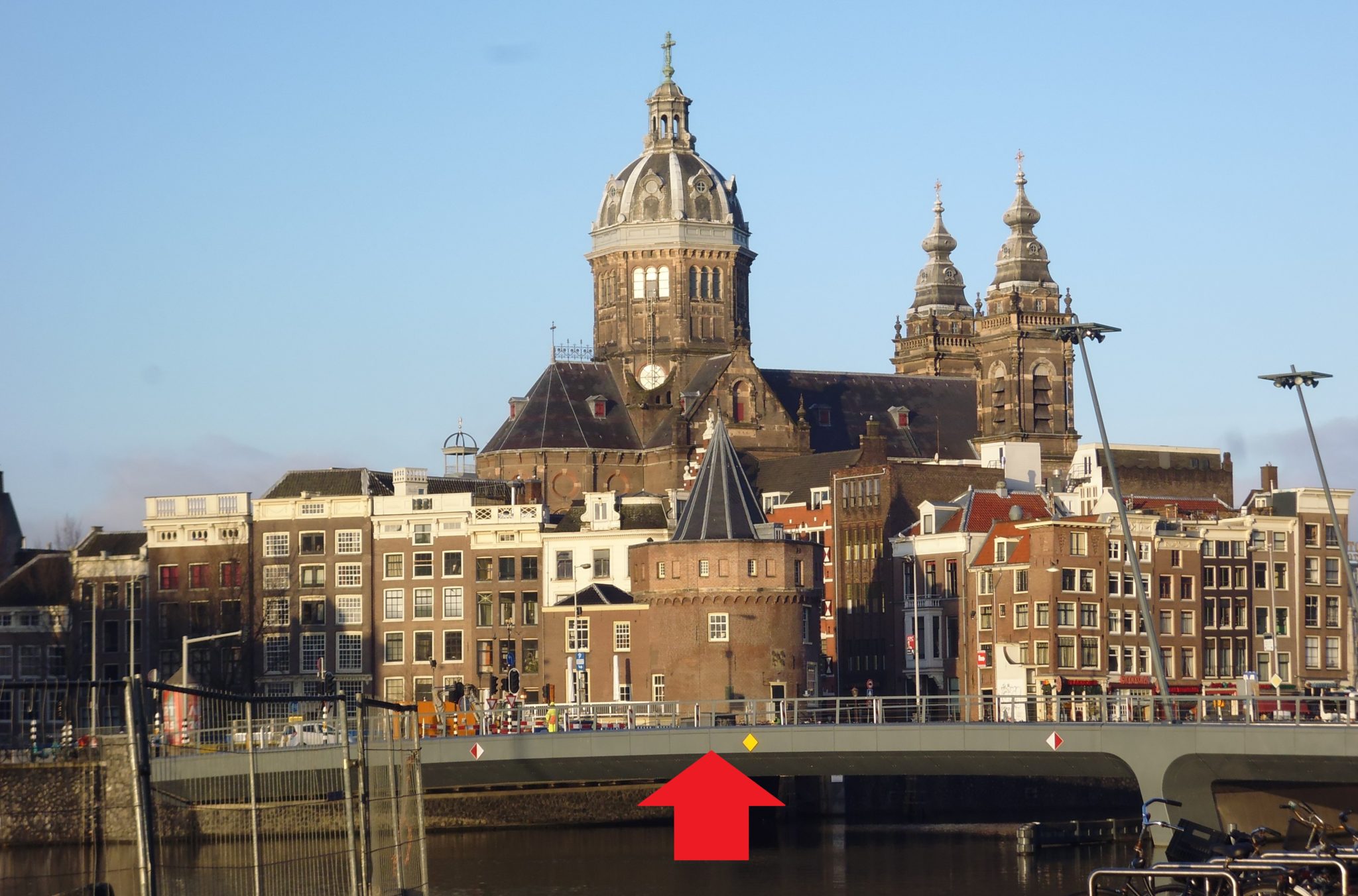 アムステルダム中央駅近くの 涙の塔 オランダとニューヨークの関係とは